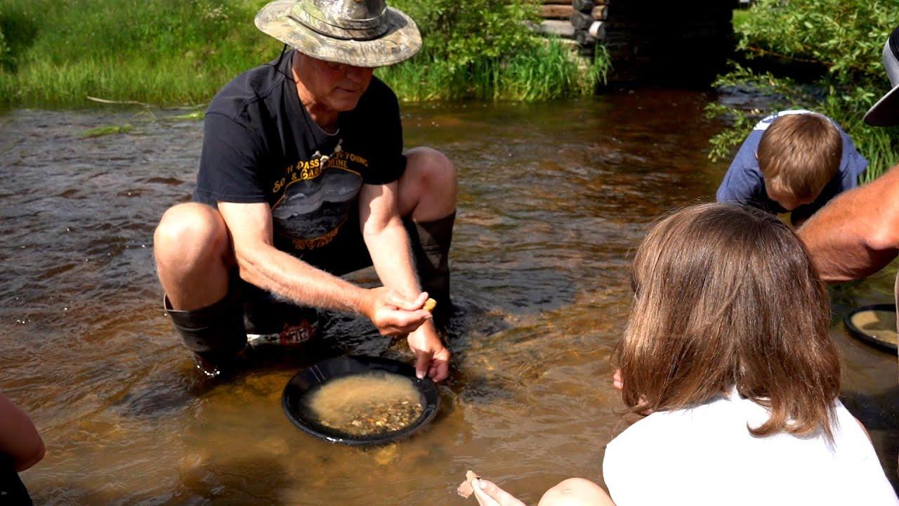 Gem Mining vs Gold Panning: Key Differences, Pros & Best Choice for You